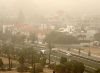 Εναλλαγές καιρού με βροχές, σκόνη και πιθανή ομίχλη μέχρι την Τετάρτη