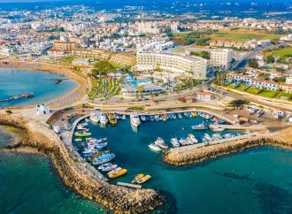 Νέα τουριστική ταυτότητα για τον Πρωταρά: Στρατηγικό branding με διεθνή υπογραφή και στόχο την ευρωπαϊκή αναβάθμιση