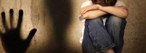 «Όχι» στη δευτερογενή θυματοποίηση παιδιών, λέει η Περικλέους σε παρέμβαση της προς ΜΜΕ