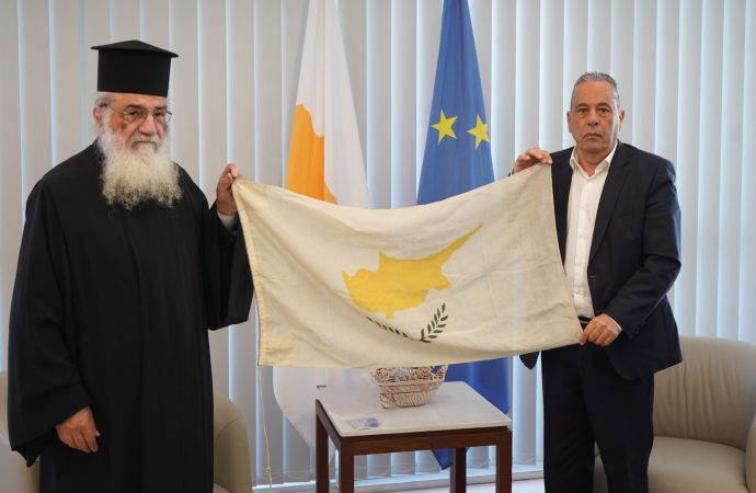 Στο ΥΠΑΜ η ιστορική σημαία του Αεροδρομίου Λευκωσίας του 1974